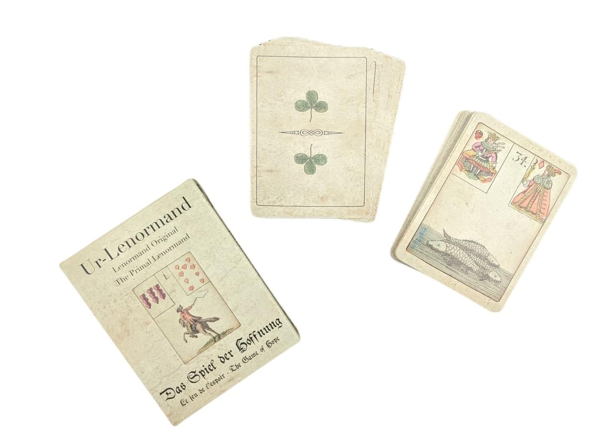 【雷諾曼占卜】雷諾曼占卜的起源小故事｜從遊戲到預言的奇妙轉變｜雨露均占｜西洋牌卡骨董店｜塔羅｜雷諾曼｜占卜術