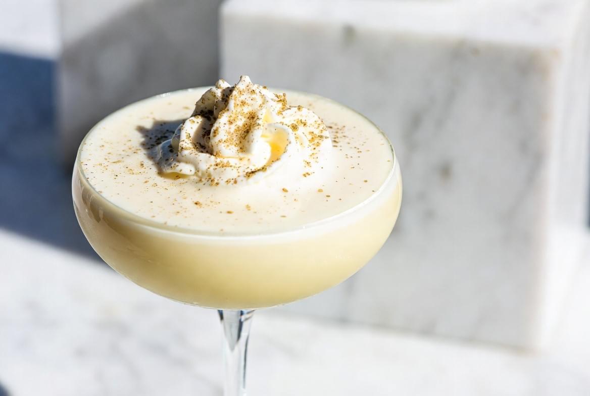 雪球雞尾酒 (Snowball Cocktail) – 英國復古聖誕的奶油泡泡｜2025 療寮聖誕前夜祭｜調酒體驗 × 交換襪子 × 輕鬆社交｜療寮生活館 CHITCHAT LIFE