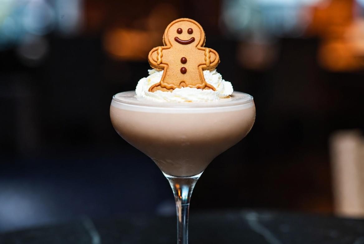 薑餅馬天尼 (Gingerbread Martini) – 辣甜誘惑的聖誕魔法｜2025 療寮聖誕前夜祭｜調酒體驗 × 交換襪子 × 輕鬆社交｜療寮生活館 CHITCHAT LIFE