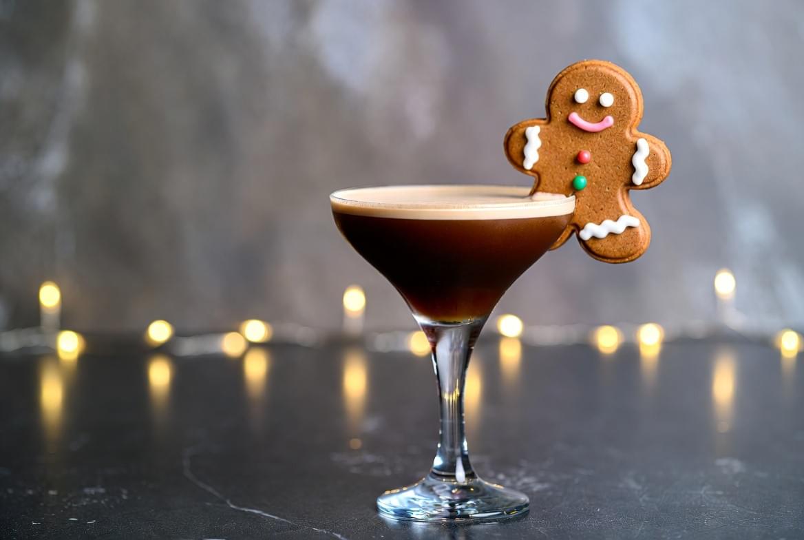 薑餅馬天尼 (Gingerbread Martini) – 辣甜誘惑的聖誕魔法｜2025 療寮聖誕前夜祭｜調酒體驗 × 交換襪子 × 輕鬆社交｜療寮生活館 CHITCHAT LIFE