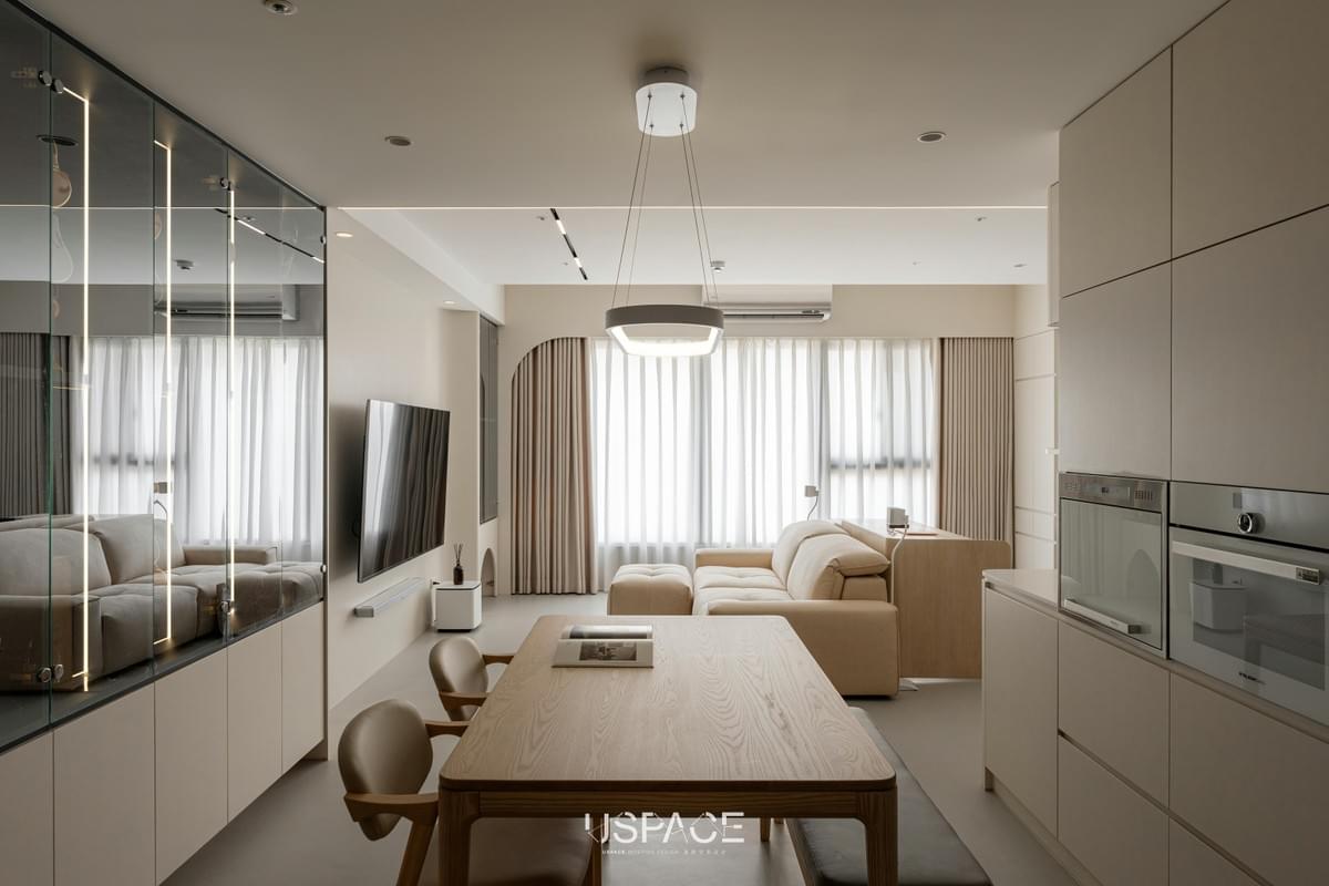 圓舞曲—熊與柔光｜高雄住宅室內設計｜奧斯空間設計 當琴鍵落下第一個音符，家的故事也正式展開。 本案「圓舞曲—熊與柔光」是一處位於台灣高雄的住宅空間，透過米白色調、原木材質與柔光線條，呈現出兼具收藏、美學與家庭生活節奏的家居設計。  Bearbrick 收藏牆 × 光影展示設計 男主人鍾愛的 Bearbrick 收藏 不再隱藏在櫃中，而是透過光影規劃成為整個空間的焦點展示牆。設計團隊在視覺與動線上做出精準配置，讓收藏品與室內光源形成專屬的藝術層次。  米白色住宅 × 奶油風與弧形線條 女主人偏好的 奶油風、米白色系與弧形語彙 成為空間主軸。柔和的圓弧與細緻的材質搭配，使全屋呈現安定而溫暖的氛圍，如同家的避風港。  親子互動空間 × 成長軌跡 在開放式公共區域，孩子的鋼琴聲在明亮的米白空間中飄揚，每一個音符都成為家庭成長的印記。這樣的規劃凸顯本案的核心精神——家的節奏由家人共同創造。  開放式廚房餐廳 × 家庭交流重心 以開放式設計打造的廚房與餐廳，成為全家最常相聚的交流場域。光線、動線與收納皆以「家庭生活」為主要考量，使使用者能自然地在空間中互動。  步入式衣帽間 × 生活機能的延伸 步入式衣帽間收藏著一家人的每一季時光。系統櫃規劃、層架比例與照明配置皆為日常使用而優化，強調機能與美感並存。  拱形門洞 × 米白與原木的生活底色 拱形門洞與轉角設計如同生活中的休止符，使動線更柔和順暢。米白色系搭配原木紋理，營造自然、舒適且高度耐看的居住風格。  設計理念 我們相信，「室內設計的本質，是理解一家人的呼吸與節奏」。 視覺美感固然重要，但更重要的是讓家中的每一天，都能成為值得收藏的瞬間。  從概念發想到完工過程，看著空間慢慢長成它該有的樣子，最幸福的，是看見一家人在新家中的笑容與光芒。  Case Information  Project｜圓舞曲—熊與柔光 Design｜奧斯空間設計 AUS Design Location｜台灣高雄 奶油風、米白色住宅、原木風、親子宅、收藏展示設計、Bearbrick 展示牆、現代侘寂、弧形空間、開放式餐廚