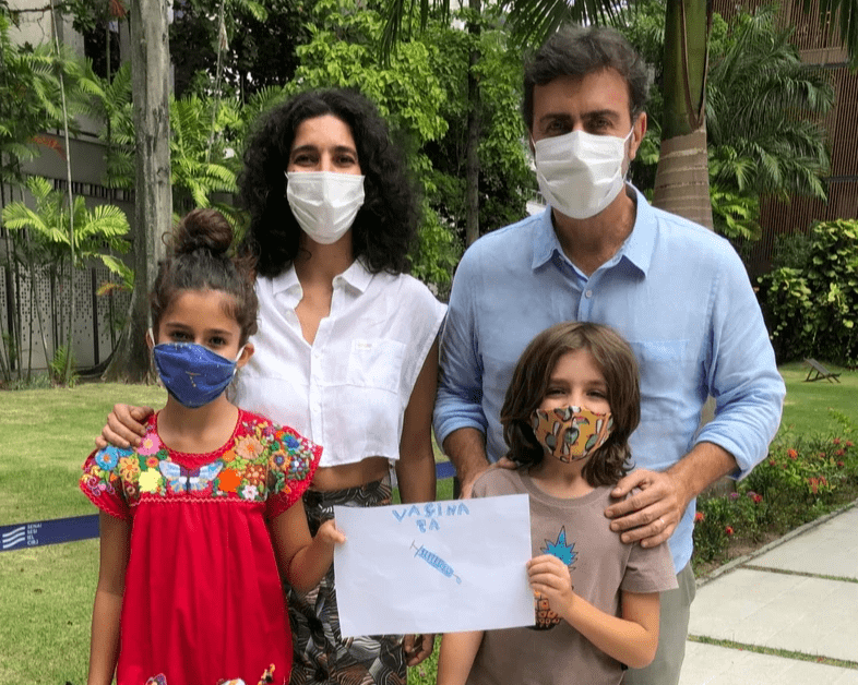 Marcelo Freixo, Antonia Pellegrino, Ioio e Lourenço após ser vacinado. Marcelo Freixo, Antonia Pellegrino, Ioio e Lourenço após ser vacinado.