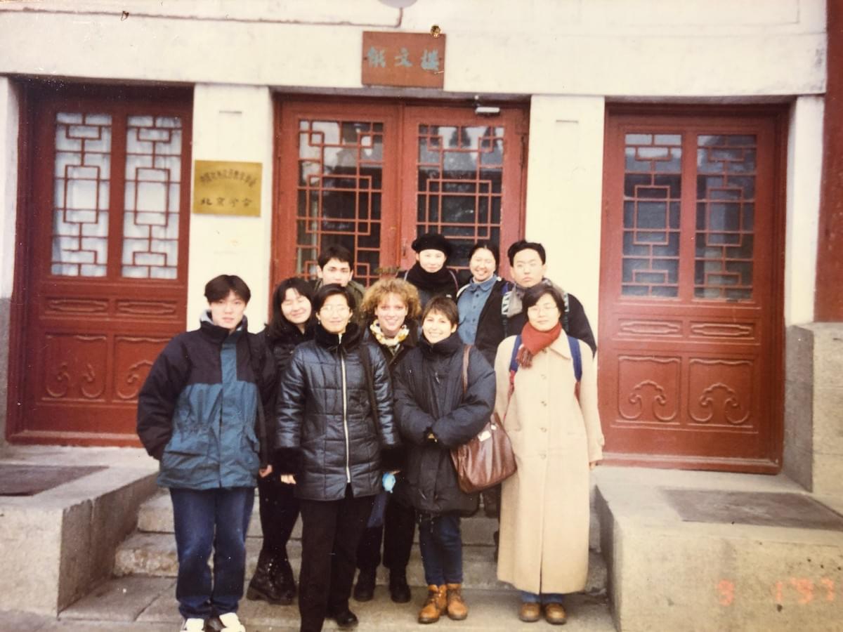 1997年1月9日、北京大学の校舎にて、老師（先生）、同学（クラスメイト）と。