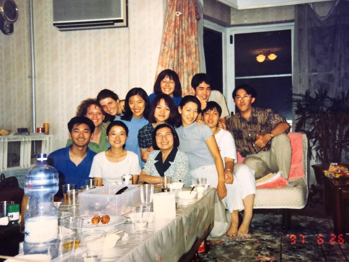 1997年6月26日、中国北京市、同級生のご自宅にて。北京大学の老師（先生）、同学（クラスメイト）と。