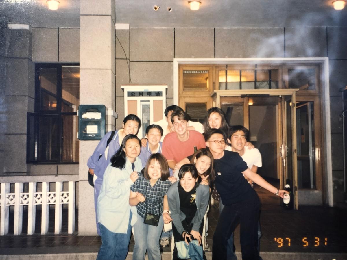 1997年5月31日、北京大学の勺園（留学生寮）にて、同学（クラスメイト）と。