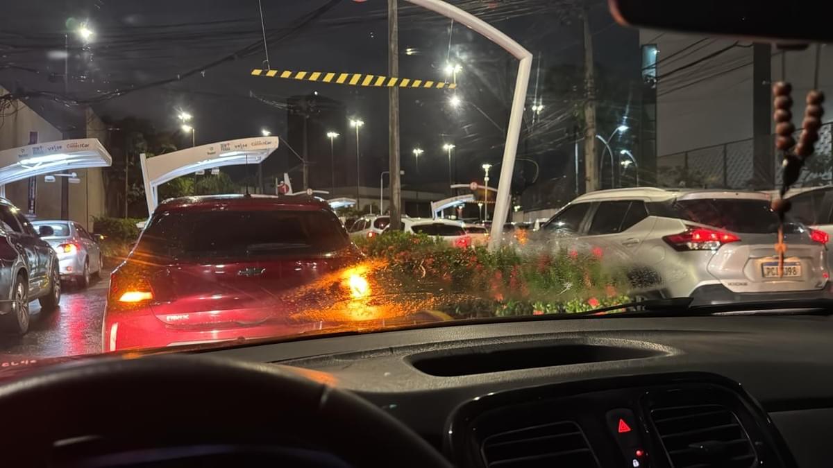 Problema em cancelas causa transtornos no estacionamento do Shopping Recife