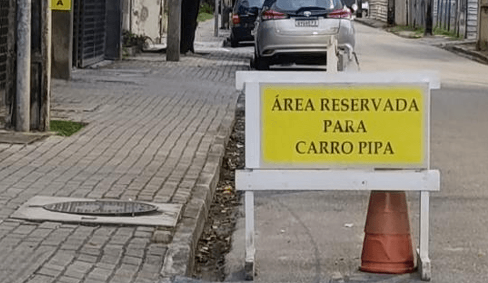 Com placa artesanal, hospital se apropria de vaga de estacionamento público