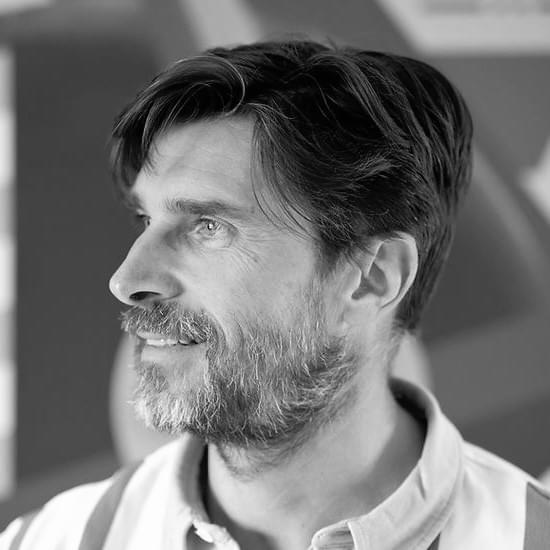 artiste contemporain Bruno Hoopka, présenté par la galerie d'art Art Bunker Gallery. Abstraction géométrique