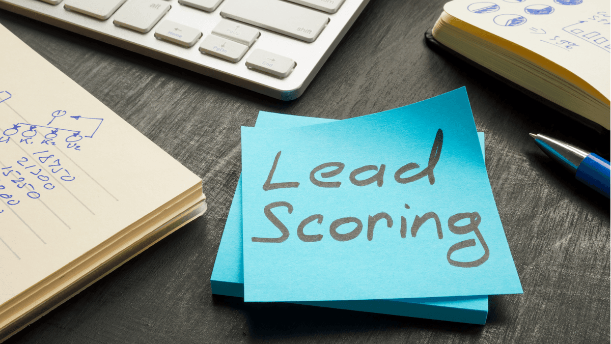 Qu'est-ce que le scoring de leads : Améliorez votre performance de ventes