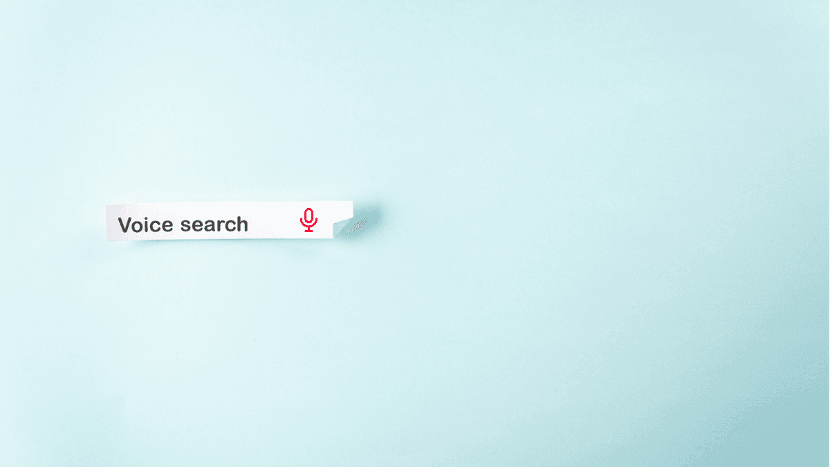 Optimisation de la recherche vocale : Ciblage des requêtes conversationnelles et des mots-clés de longue traîne