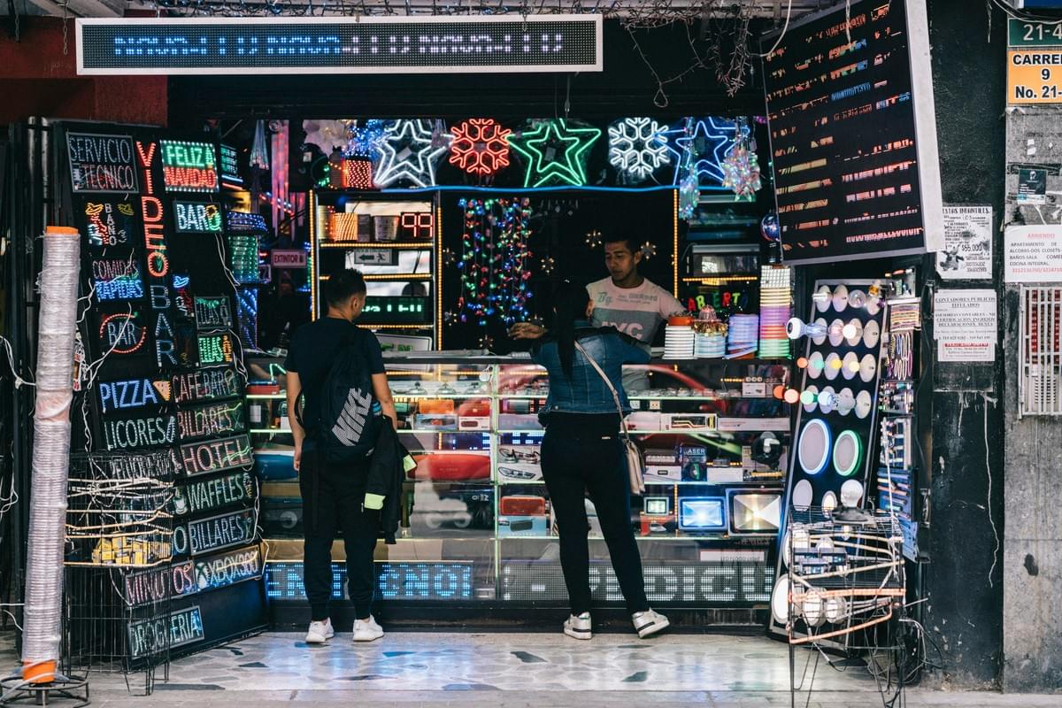 Shopocalypse Chronicles: Överleva Komedin och Kaoset av att Driva en Butik