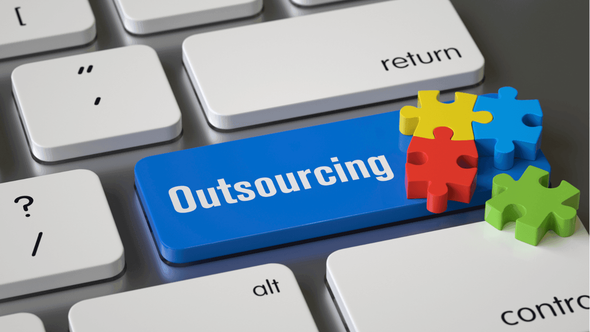 Outsourca innehållsskapande: Väga fördelar och nackdelar