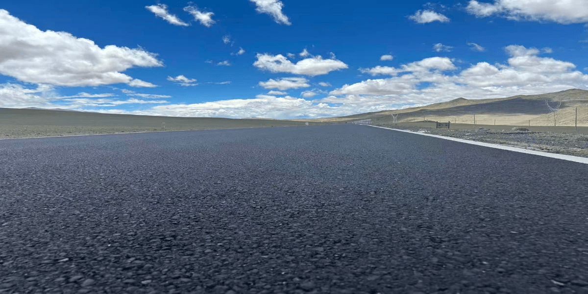 チベット・ラサからネパールの首都カトマンズを結ぶ中ネ公路。2015年にネパールで発生したM7.8の大地震により、甚大な被害を受け寸断されていましたが、2017年にチベット側キーロンとネパール側ラスワガティを跨ぐ新しい国境が開かれ、新中ネ公路が開通いたしました。チベット第二の都市シガツェを出発し、ツォー・ラ（4,500ｍ）、ギャツォー・ラ（5,220ｍ）の峠を越え、チョモランマ・ベースキャンプ訪問の起点となる町シェーカルの手前で、遠くチョモランマを望むことができます。シェーカルを過ぎると宿場町オールドティンリーを通過します。遮るもののない草原の先に、チョモランマ（8,848ｍ）、チョオユー（8,021ｍ）、ギャチュン・カン（7,952ｍ）など白銀の名峰群の展望を楽しむことができます。ここからは4,000ｍ以上の高原を走り国境を越えネパール側に入ると、ランタン国立公園内を走り、緑深い森や棚田などチベットの荒涼とした大地とは違う景色もお楽しみいただけます。