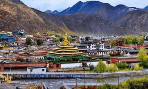 チベットは中国内で最も安全な地域し、旅行政策は最も厳しい観光地です。外国籍のパスポートを所有している者がチベットへ入る際には入境許可書が必要です。中国チベットの旅行部門．警察庁．国家安全局などという役所に審査しなければなりません。入域許可書