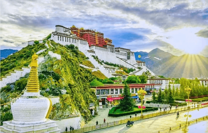 ラサ チベット自治区の区都。チベットの政治的·宗教的中心地。 チベット語で、「ラ」=神々·仏を、「サ」=は土地を意味します。 7世紀にチべットを統-した吐蕃王国のソンツエンガンボ王により、チベット(当時は吐蕃王国)の都として定められました。