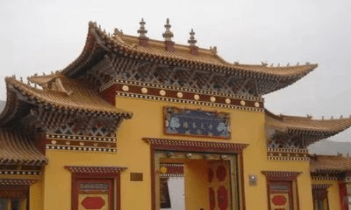 チベットは中国内で最も安全な地域し、旅行政策は最も厳しい観光地です。外国籍のパスポートを所有している者がチベットへ入る際には入境許可書が必要です。中国チベットの旅行部門．警察庁．国家安全局などという役所に審査しなければなりません。入域許可書