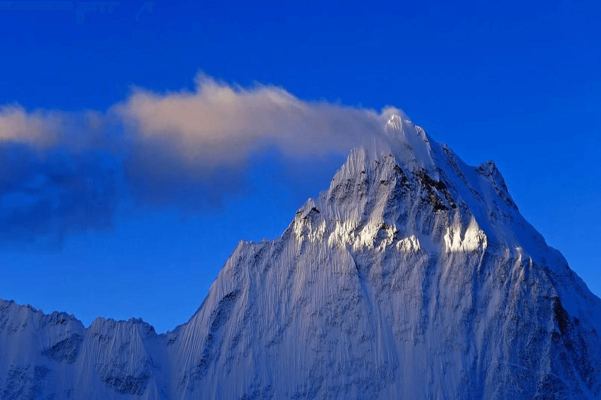 9世紀に西チベットで樹立された仏教王国。グゲ王国の勢力範囲は西チベット~インドのラダック・スピティ地方へとまたがります。10世紀、グゲの王であったイェシェ・ウーは仏教再興に熱心で、翻訳僧リンチェンサンポを仏教先進国であるカシミールへ留学僧として派遣し、当時の最先端であるカシミール様式の寺院、建築、壁画などを導入しました。また11世紀にはインドの高僧アティーシャを招聘。グゲ遺跡(王宮・僧院)、トリン寺やトンガ・ピアン遺跡にて、グゲ様式の仏教壁画をみることができます。 ※僧院・石窟内部の写真撮影は原則として禁止されています。 9世紀に西チベットで樹立された仏教王国。グゲ王国の勢力範囲は西チベット~インドのラダック・スピティ地方へとまたがります。10世紀、グゲの王であったイェシェ・ウーは仏教再興に熱心で、翻訳僧リンチェンサンポを仏教先進国であるカシミールへ留学僧として派遣し、当時の最先端であるカシミール様式の寺院、建築、壁画などを導入しました。また11世紀にはインドの高僧アティーシャを招聘。グゲ遺跡(王宮・僧院)、トリン寺やトンガ・ピアン遺跡にて、グゲ様式の仏教壁画をみることができます。 ※僧院・石窟内部の写真撮影は原則として禁止されています。