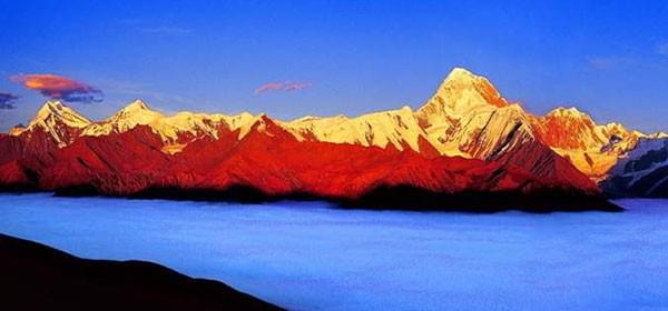 四川省の西北部に位置する自然保護区。四姑娘山、三姑娘山、二姑娘山、大姑娘山と伝説のチベット族の4姉妹の名前が付けられた5,000～6,000m級の山並みをお楽しみいただけます。四姑山麓の町・日隆にはホテルなども整っており観光やトレッキングの拠点となっています。 夏にはブルーポピーをはじめとする高山植物が、秋には黄葉・紅葉の景観をみることができます。