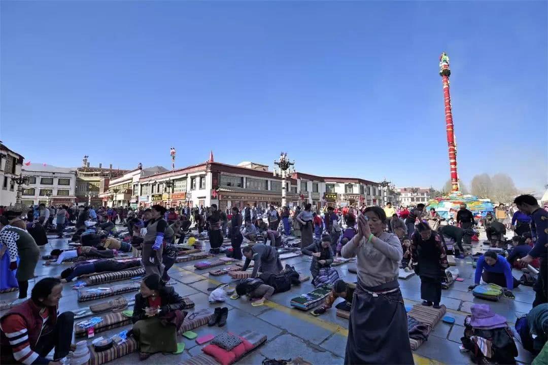 巡礼路・バルコル（八角街、八廓街）  バルコルからのポタラ宮ジョカン寺の周囲はチベット仏教徒憧れの巡礼路。毎日散歩がてら巡礼する地元の人や、五体投地で進む田舎から来た巡礼者、ビデオカメラ片手の観光客まで、皆で時計廻り。１日中人の流れが絶えません。特に朝と晩は巡礼の人通りが多くなります。