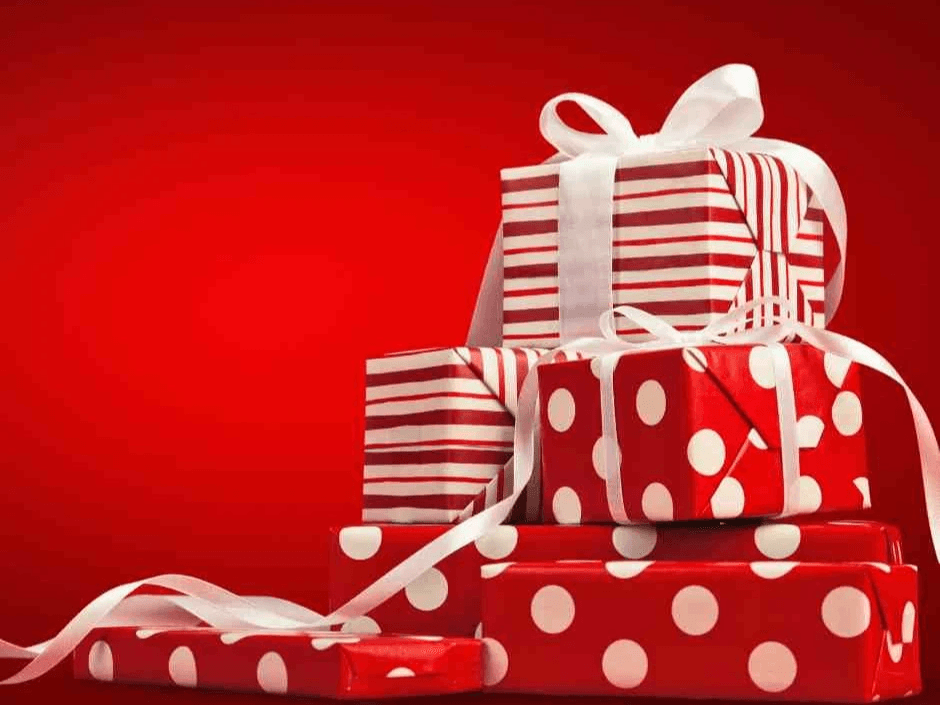 新年紅色禮物包裝靈感，紅白條紋與波點包裝紙搭配白色蝴蝶結