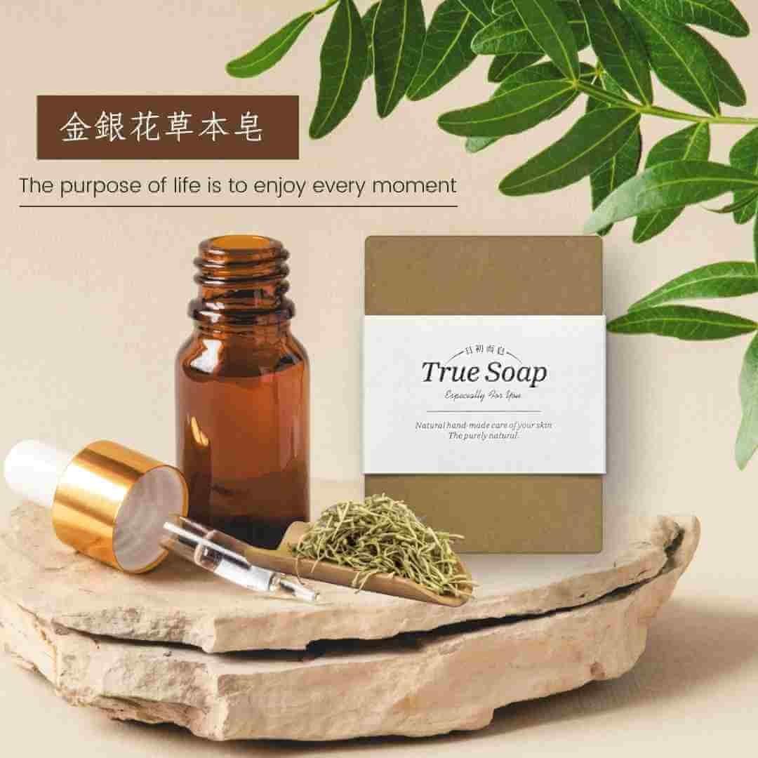 金銀花又稱忍冬花，素有清熱調理、清肌美名，尤其香氣最優雅的花香。  搭配EV初榨橄欖油和未精緻澳胡油，溫和清潔，泡沫細緻，手感滑順，所呈現的細緻泡沫能維持肌膚保濕滋潤還有如像擦過乳液般的觸感。  溫和清潔的同時，兼具調理膚質作用，使用後肌膚不緊繃，潤澤保濕效果十足。沐浴後全身舒適潔淨，全年齡適用，無論任何季節都可使用。