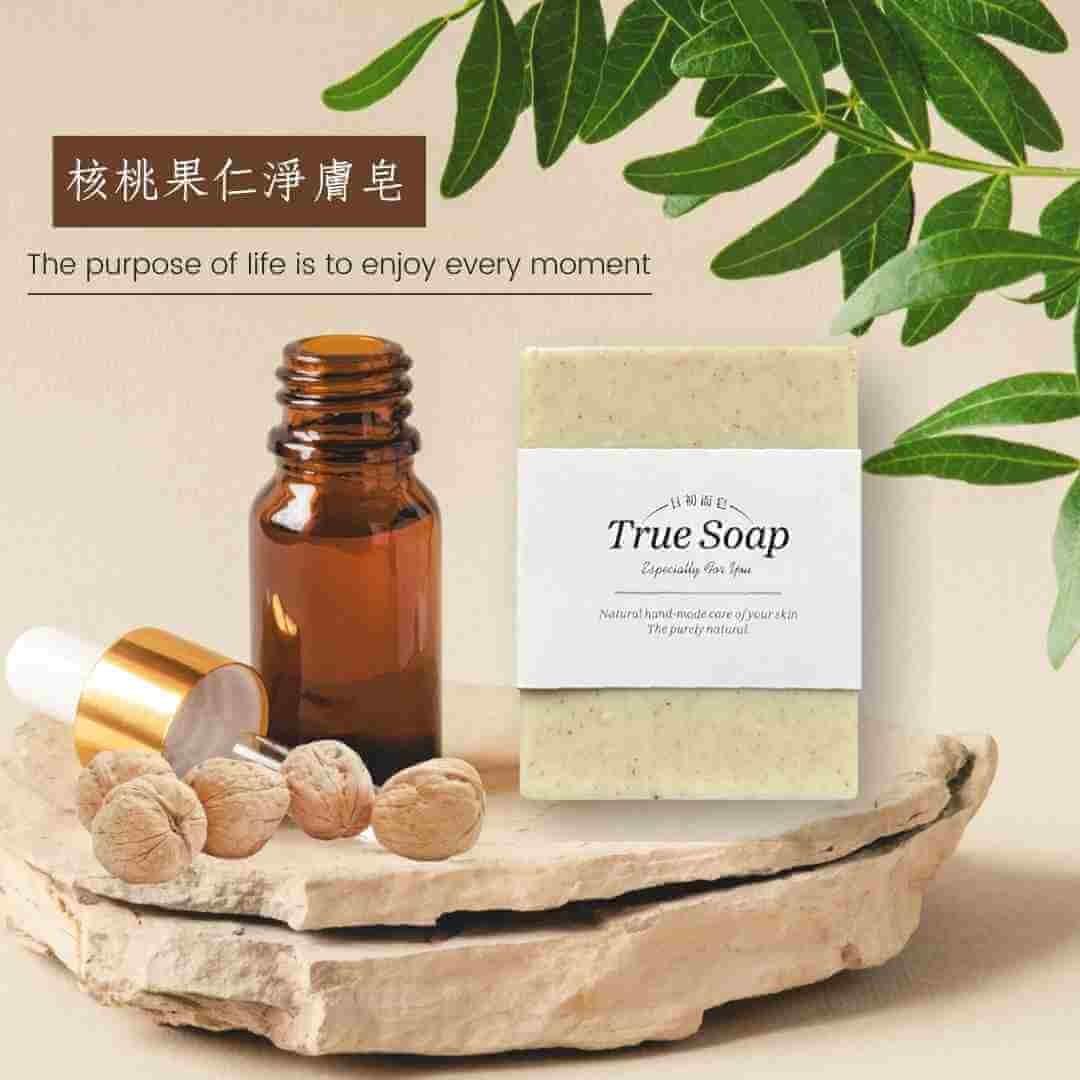 蘊含杏桃核仁顆粒粉末，除了天然的成分和細緻溫和泡沫外，還有豐富的奶油泡沫,給肌膚自然的美好洗淨呵護。     杏桃核仁皂能將老廢的角質與毛孔中的髒去除,溫和的去角質，除去雜質和汙垢，提升皮膚健康,用來洗臉.沐浴都是不錯的選擇。