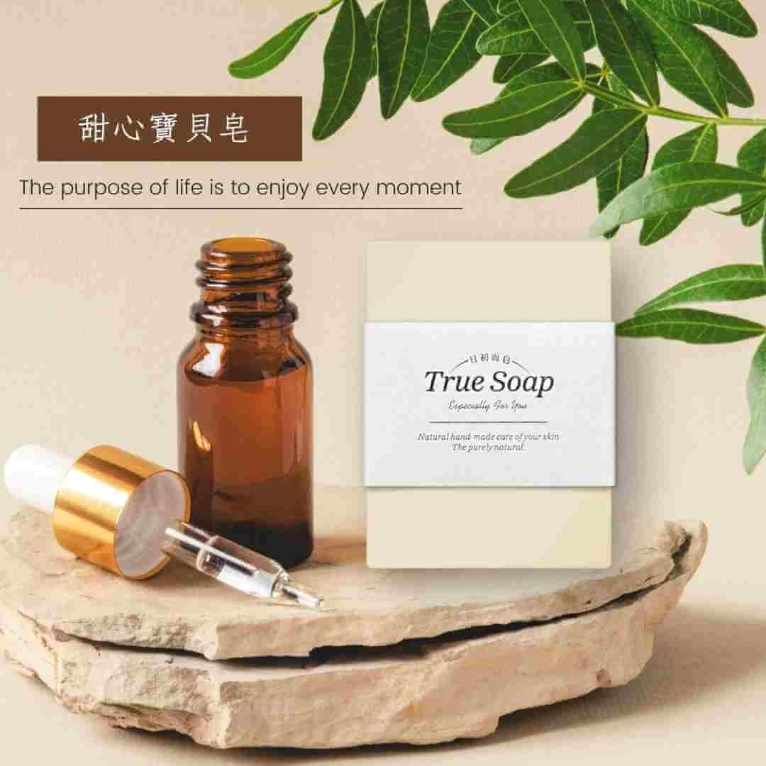 守護發展中的嬌嫩肌膚、維持健康舒適感受  沐浴時散發出淡淡的薰衣草精油泡泡氣味，讓寶寶沐浴時光與你一同享受薰衣草精油的泡泡氣味，泡泡氣味療癒放鬆，全新的沐浴體驗。薰衣草精油手工皂找回內心的靜謐與沉著，一起感受生活中的幸福儀式感。