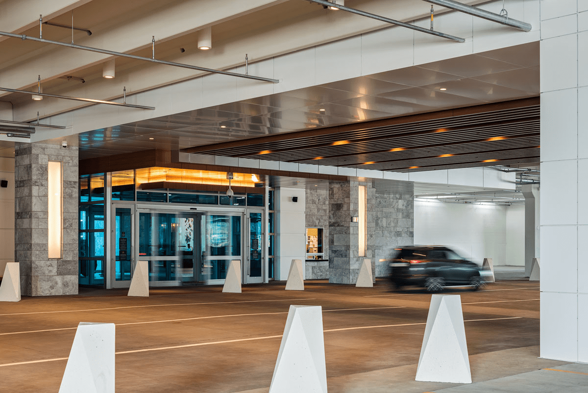 Does commerce casino have valet parking