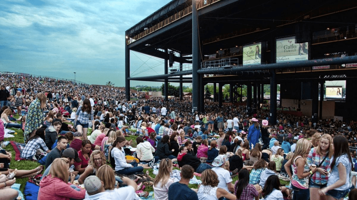 Hollywood casino amphitheater lawn rules