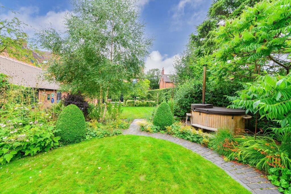 At Growing Room Copy, we specialize in creating personalized garden designs that reflect your vision. Our team collaborates closely with you to understand your preferences, the local climate, and the specific conditions of your space, ensuring a design that is both beautiful and sustainable. Personalized Garden Design What We Do Garden Design and Consultations