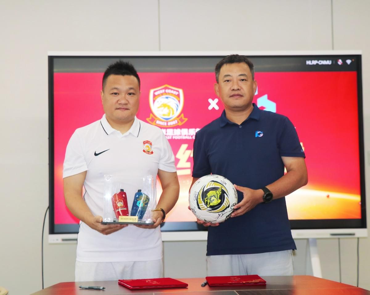 Club and Gengee representatives displaying customized INSAIT JOY Smart Shin Guards and an INSAIT KS Smart Football at the signing ceremony.