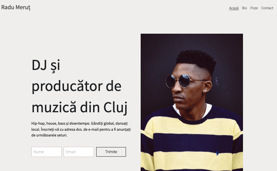 Șablonul John Robinson de la Strikingly