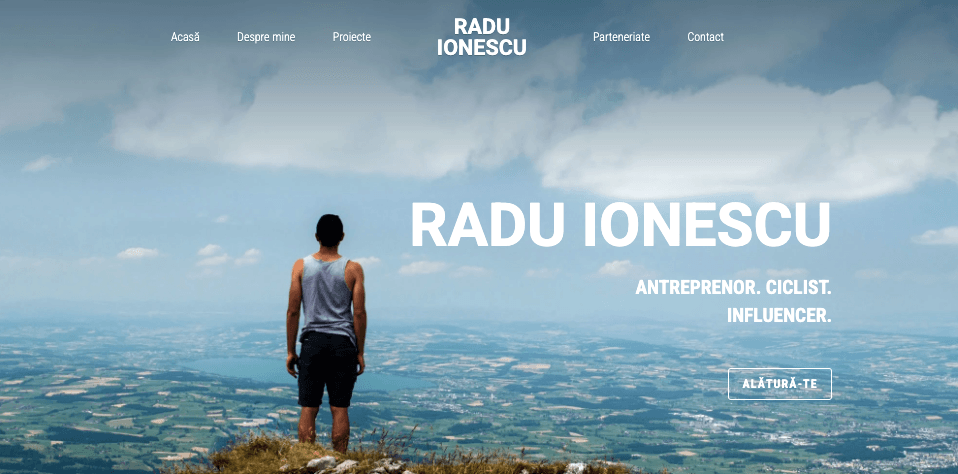 Șablon Bright de la Strikingly