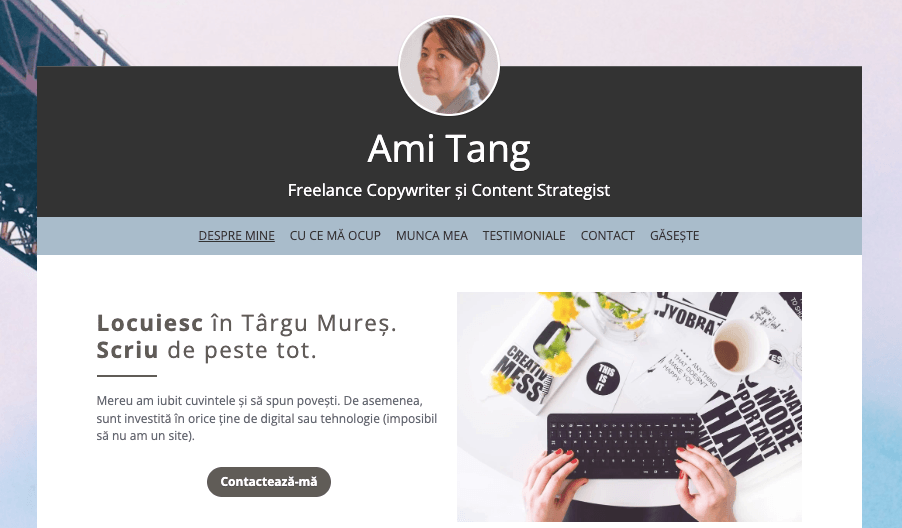 Șablon de site web pentru profil de la Strikingly