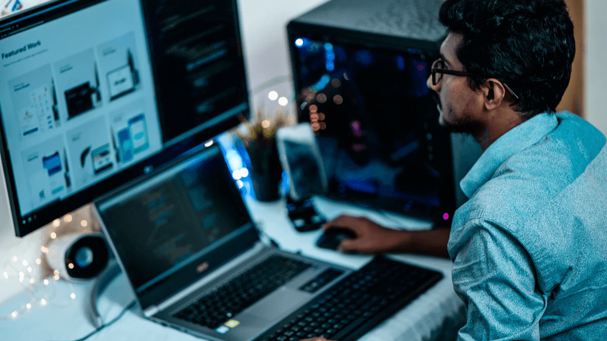 همسات الكود: حكايات من حياة مطوري المواقع السرية