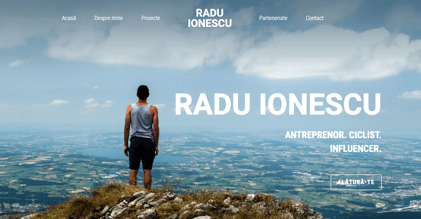 Șablonul strălucitor de site web de la Strikingly