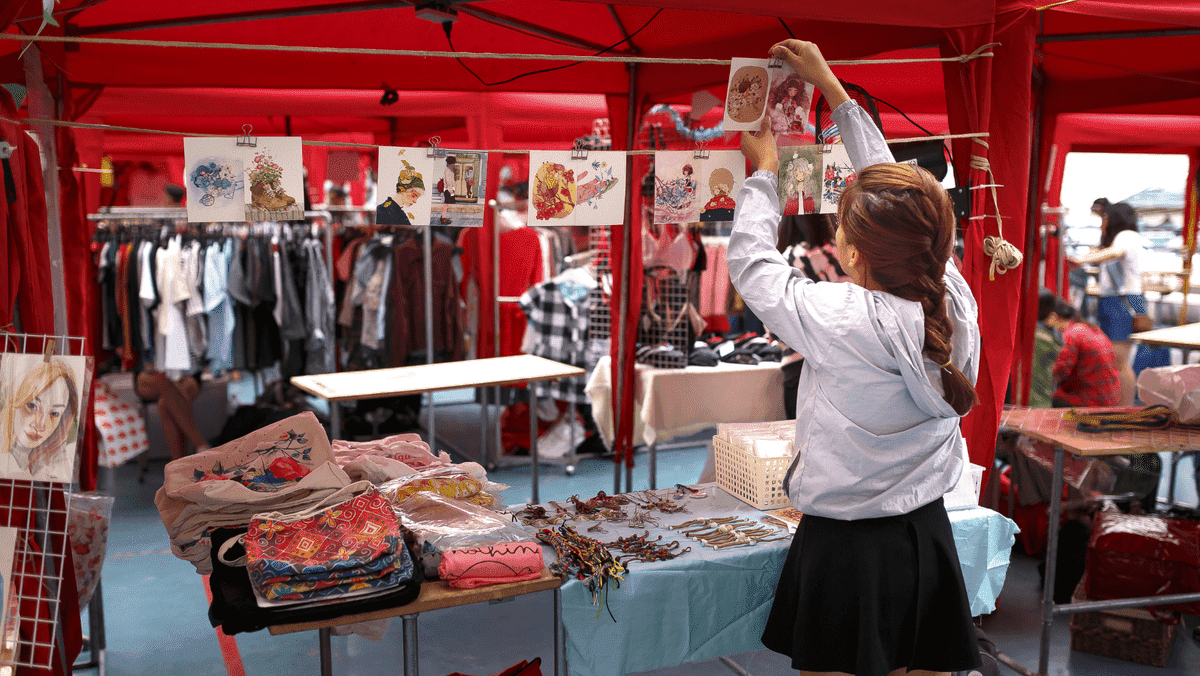 Tętniący życiem sklep pop-up przyciągający klientów wyjątkowymi produktami