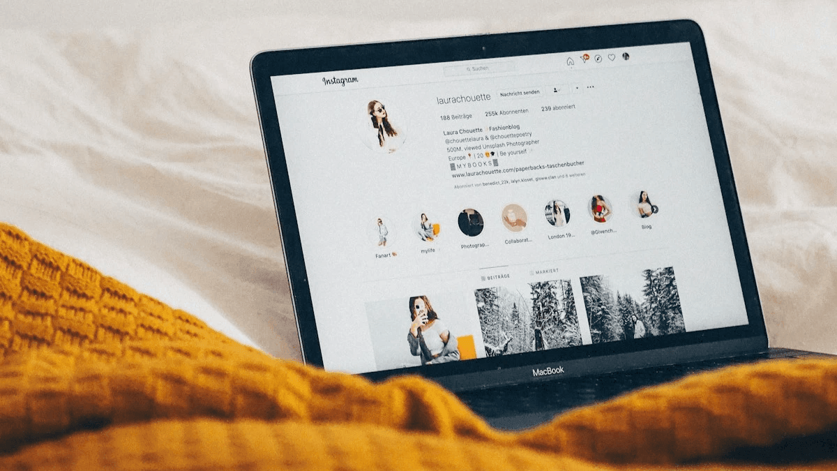 Polite Pixels: Ein Leitfaden zum Meistern der Social Media Etikette