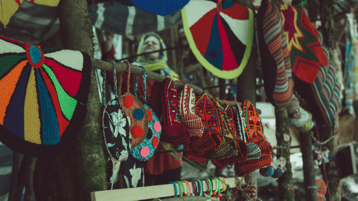 近くの活気ある地元のアートマーケットを見つけよう