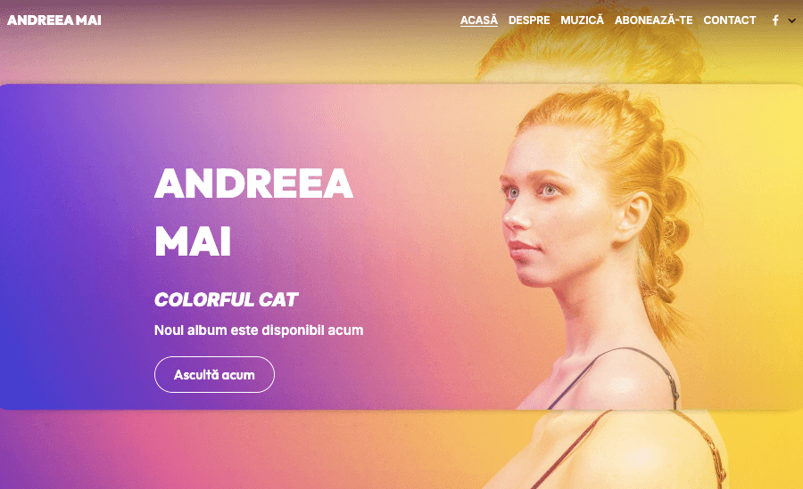 Modelul Andrea May de la Strikingly