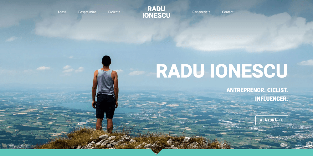 Șablonul Bright de la Strikingly