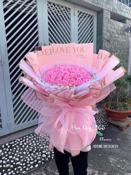 Bó hoa sáp tình yêu Pink Girl - HST19 được thiết kế từ 50 cành hoa hồng dâu sáp thơm chắc hẳn khiến không ít bạn thổn thức