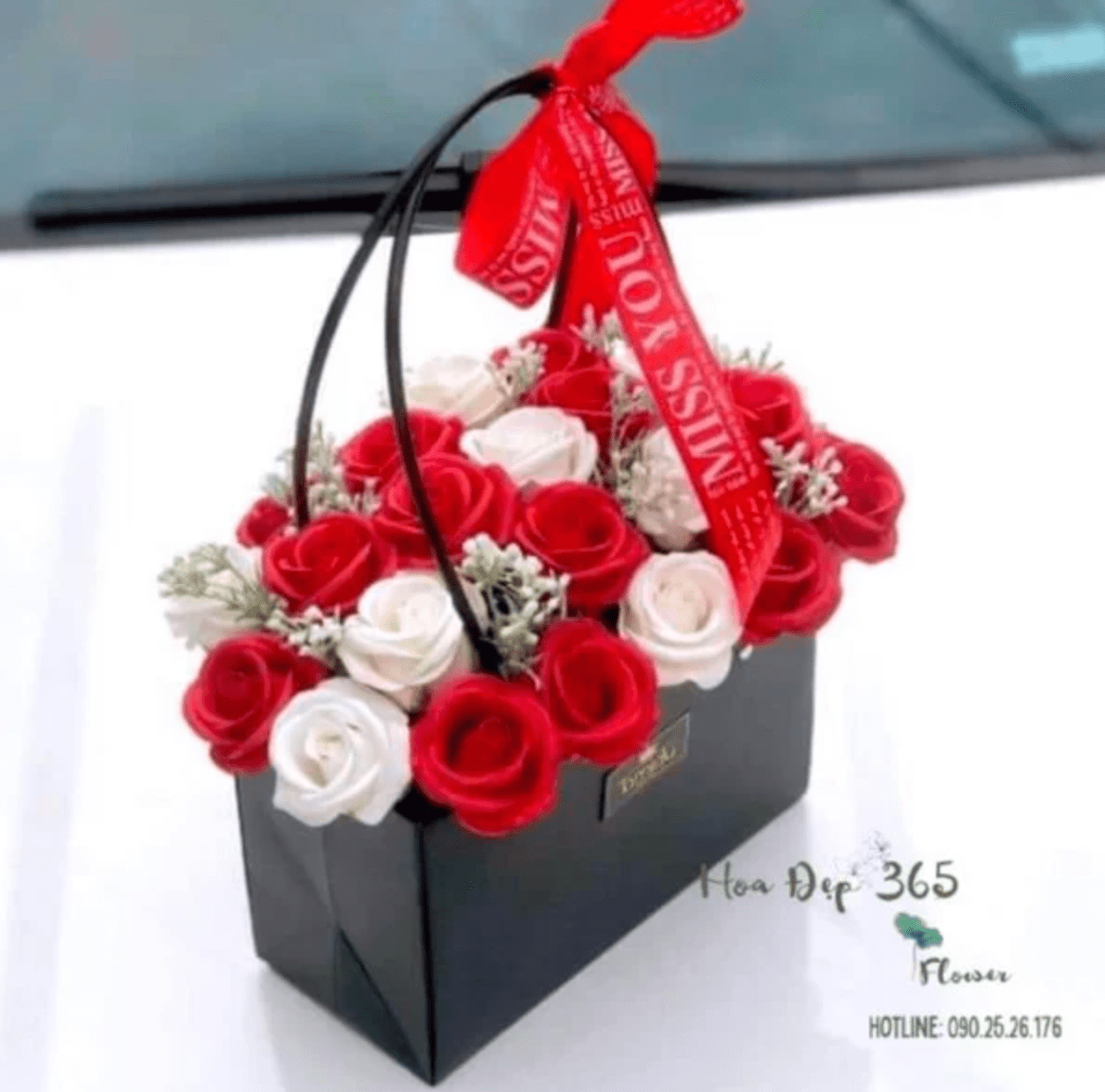 Giỏ hoa hồng sáp - HST04 nhỏ gọn, xinh xắn là món quà thích hợp để tặng mẹ, người thân trong dịp lễ kỷ niệm, có giá ưu đãi 495,000đ