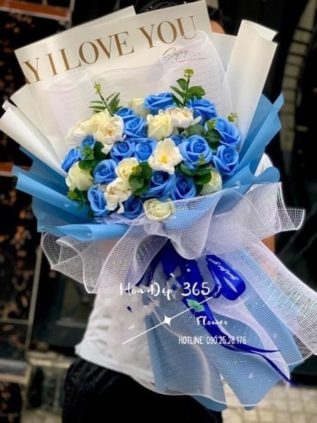 Mẫu hoa sáp Blue and White Bouquet - HST07 được bó từ hoa hồng sáp thơm màu trắng và xanh có vẻ đẹp độc đáo, cuốn hút, giá ưu đãi chỉ 720,000đ