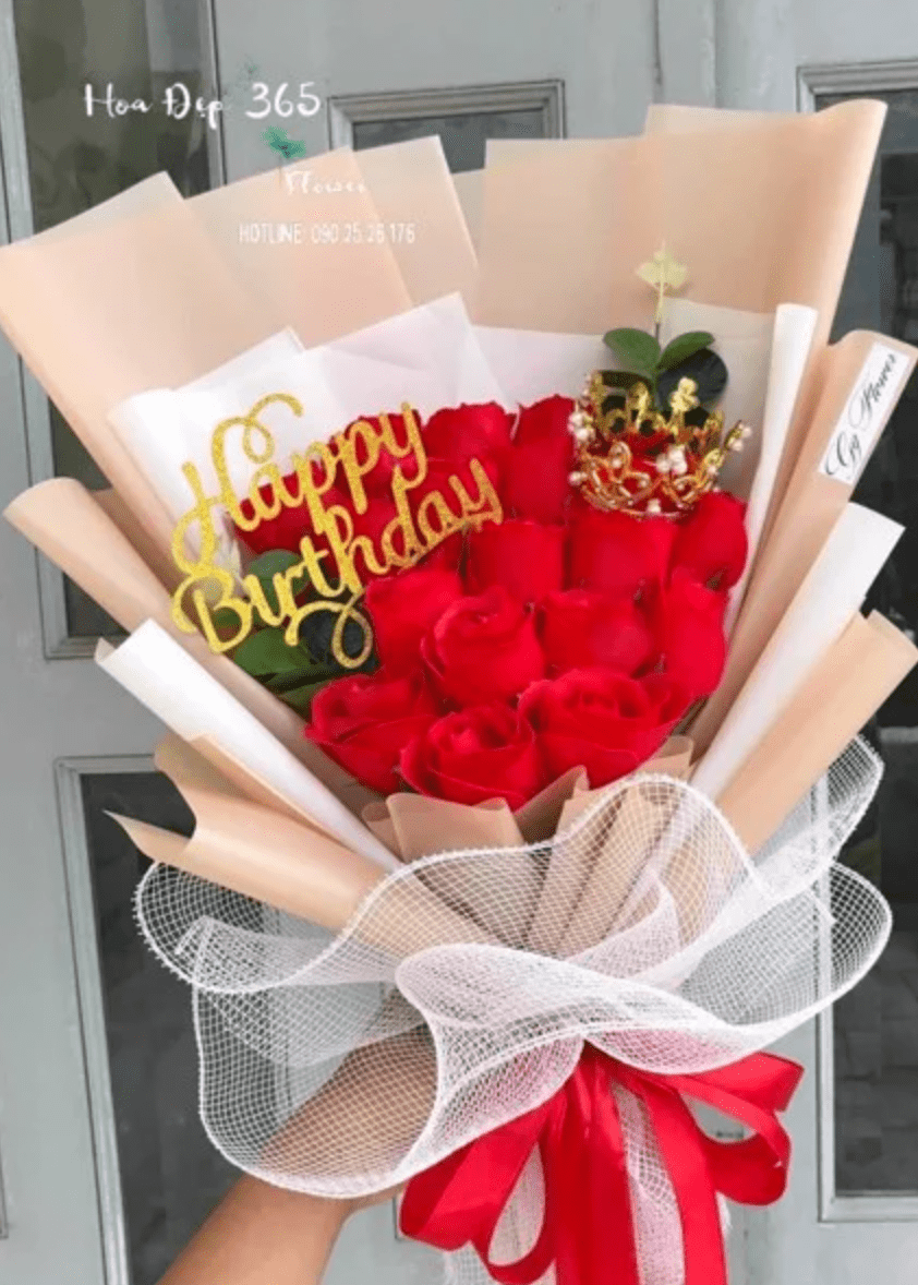 Bó hoa hồng sáp thơm màu đỏ làm chủ đạo, trang trí kèm vương miện thích hợp để tặng cho bạn gái, chị, em, người thân trong dịp sinh nhật