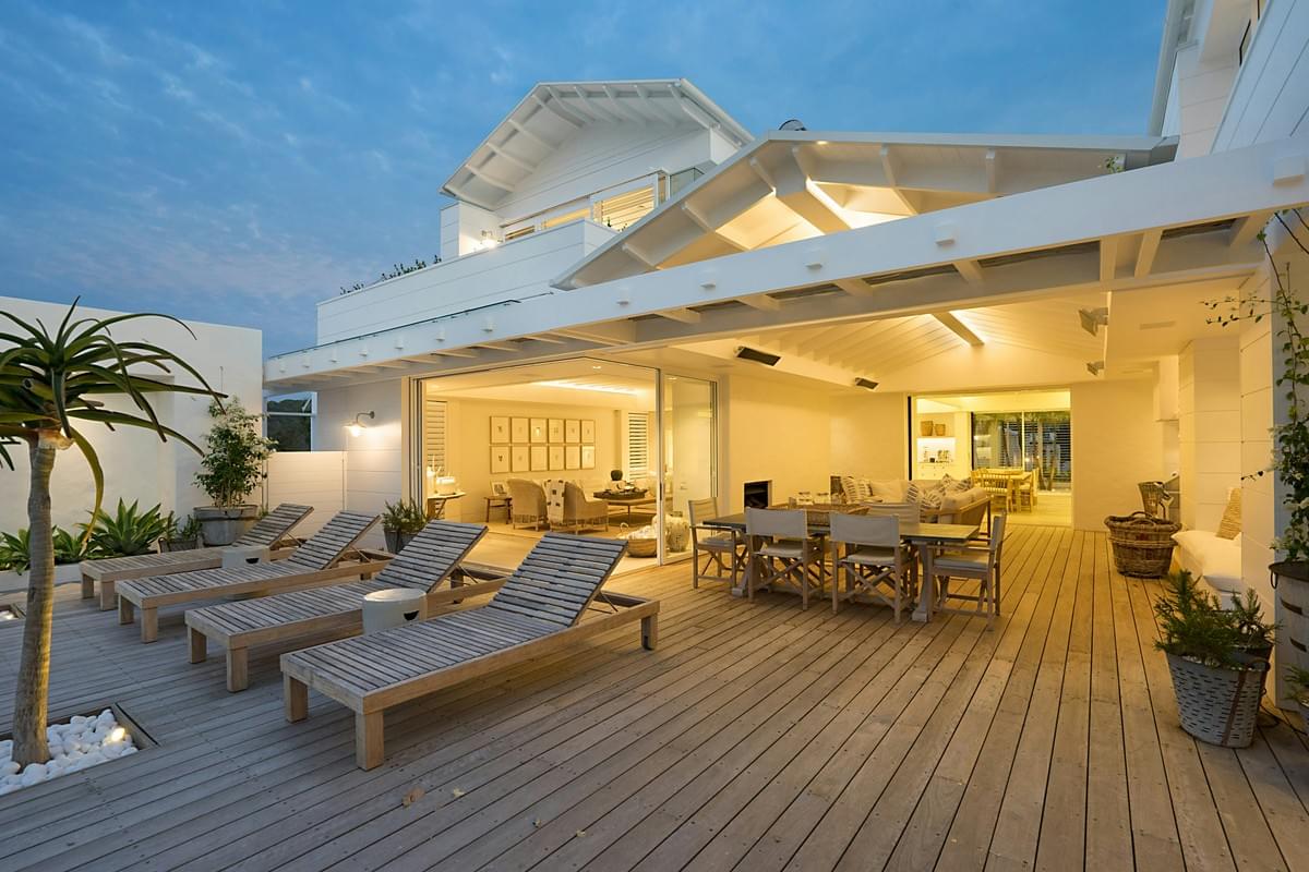 Modern Metal Pergola with Retractable Covering. Pergola builder Midland