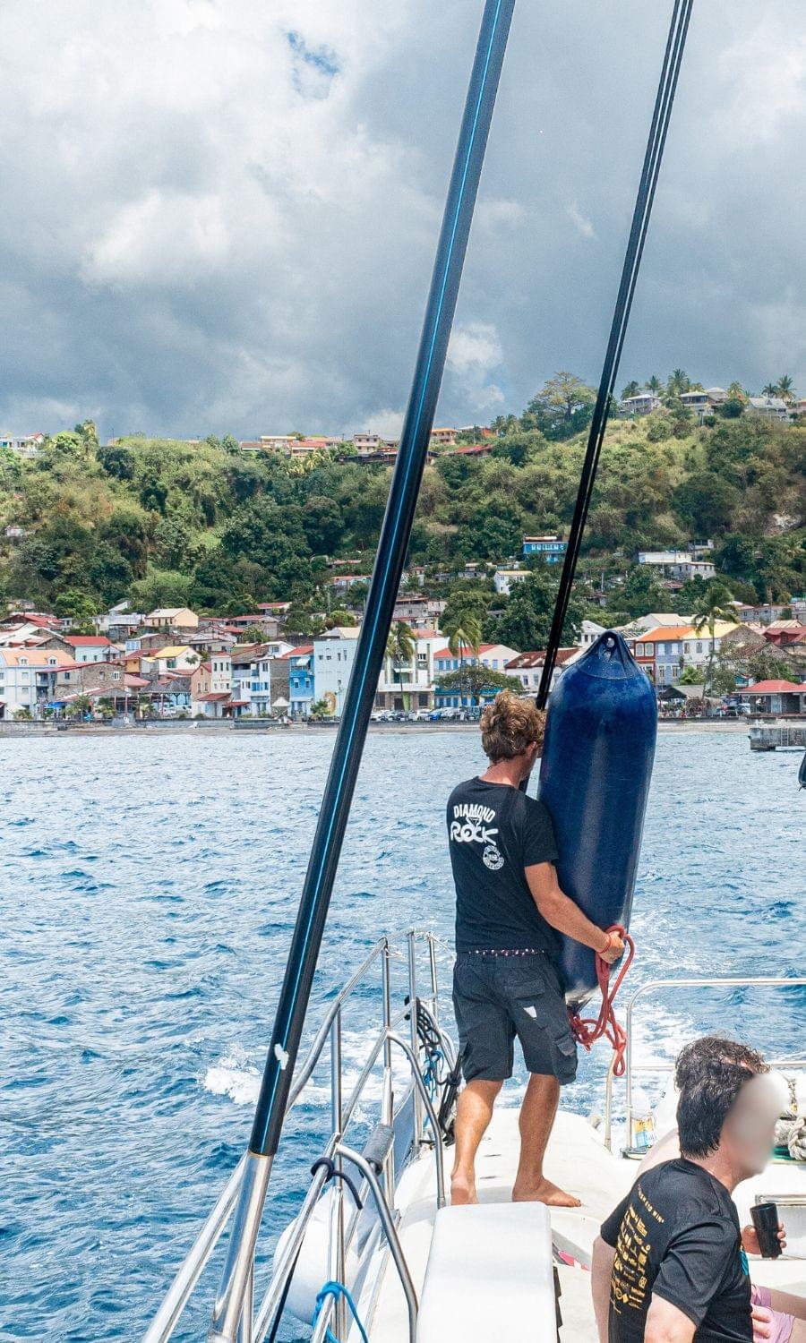 le-crew-en-cuisine-catamaran-martinique