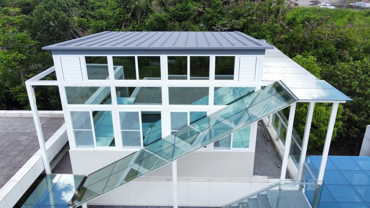 完工照｜頂樓玻璃屋鋼構 + 玻璃帷幕外觀