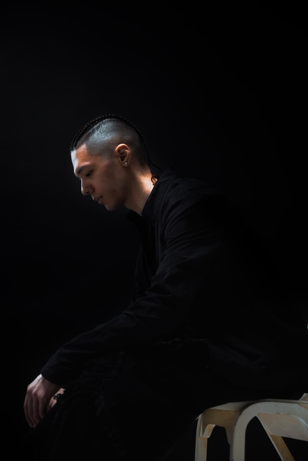 Gamers from 2 prefectures and 5 counties in Kansai gather to engage in fierce battles. Let's prove our true strength in a competition that puts regional pride on the line. regional competition FEATURES OF BATTLE OF KINKI "Cyber-Sengoku (Cyber War Picture Scroll)" Please create a design that combines the elements of "Wa" (harmony) from Japan's Sengoku period (calligraphy, family crests, deep crimson) with futuristic "cyberpunk" elements (neon tubes, glitch noise, dark UI) into an aggressive yet sophisticated design.

Visual Constraints (Strict):

Base Color: Carbon Black (#1A1A1A) or Dark Gray. White background is prohibited.

Accent Colors: Use BoK Red (#E60012) and Sangha Purple (#4B0082) and express them as if glowing like neon.

Atmosphere: Overwhelming heat, fighting spirit, stadium presence.

Target Audience:

Gamers aged 17 and over living in Kansai (participants)

eSports fans and local residents (viewers)

Those interested in employment and education through eSports (parents and companies)

Core Functionality: It should be a single-page scrolling site that starts with an impactful hero section and smoothly guides users to entry and streaming viewing.