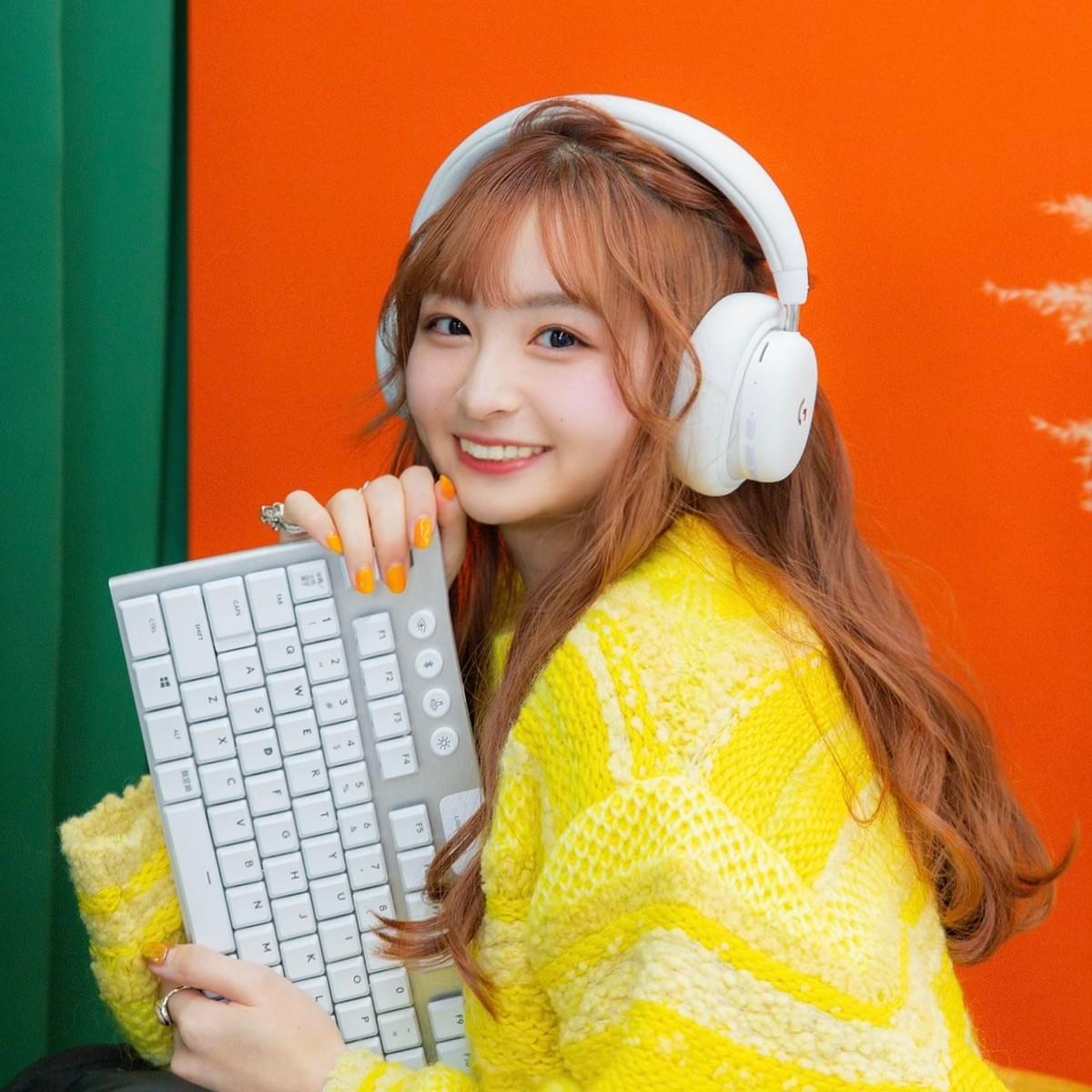 In the energetic atmosphere of the stadium, you can watch the heated battle. Let's experience the excitement as fans together. viewer experience FEATURES OF BATTLE OF KINKI "Cyber-Sengoku (Cyber War Warlords)" Please create a design that fuses the elements of "Wa" (harmony) from Japan's Sengoku period (calligraphy, family crests, deep crimson) with the elements of near-future "cyberpunk" (neon tubes, glitch noise, dark UI) into an aggressive yet sophisticated design.

Visual Constraints (Strict):

Base Color: Carbon Black (#1A1A1A) or Dark Gray. White background is prohibited.

Accent Colors: Use BoK Red (#E60012) and Sangha Purple (#4B0082) and express them as if glowing like neon.

Atmosphere: Overwhelming heat, fighting spirit, the presence of a stadium.

Target Audience:

Gamers aged 17 and over living in Kansai (participants)

eSports fans and local residents (viewers)

Those interested in employment and education through eSports (parents and companies)

Core Functionality: It should be a single-page scrolling site that starts with an impactful hero section and smoothly guides users to entry and viewing of broadcasts.